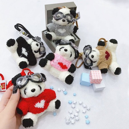 Chaveiro Ursinho Panda De Pelúcia Roupinha Bolsa E Mochila Prendedor