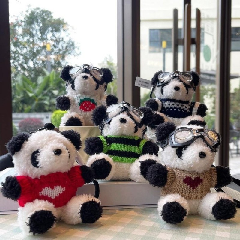 Chaveiro Ursinho Panda De Pelúcia Roupinha Bolsa E Mochila Prendedor