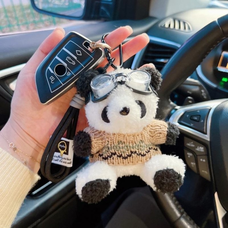 Chaveiro Ursinho Panda De Pelúcia Roupinha Bolsa E Mochila Prendedor