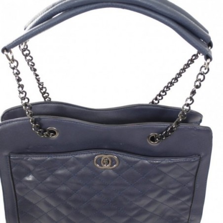 bolsa-de-ombro-com-matelasse-e-fecho-metalico